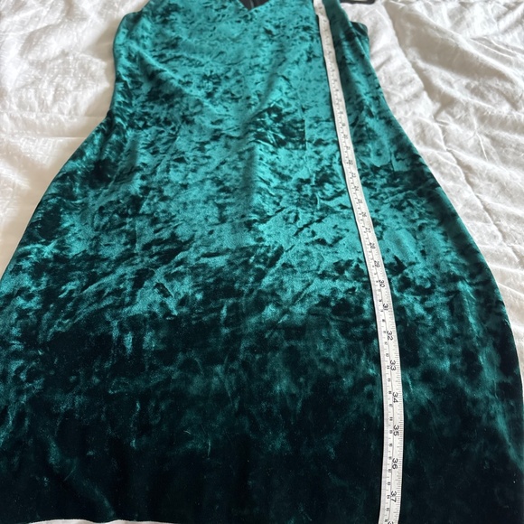 Crushed green velvet party dress - Picture 5 of 7